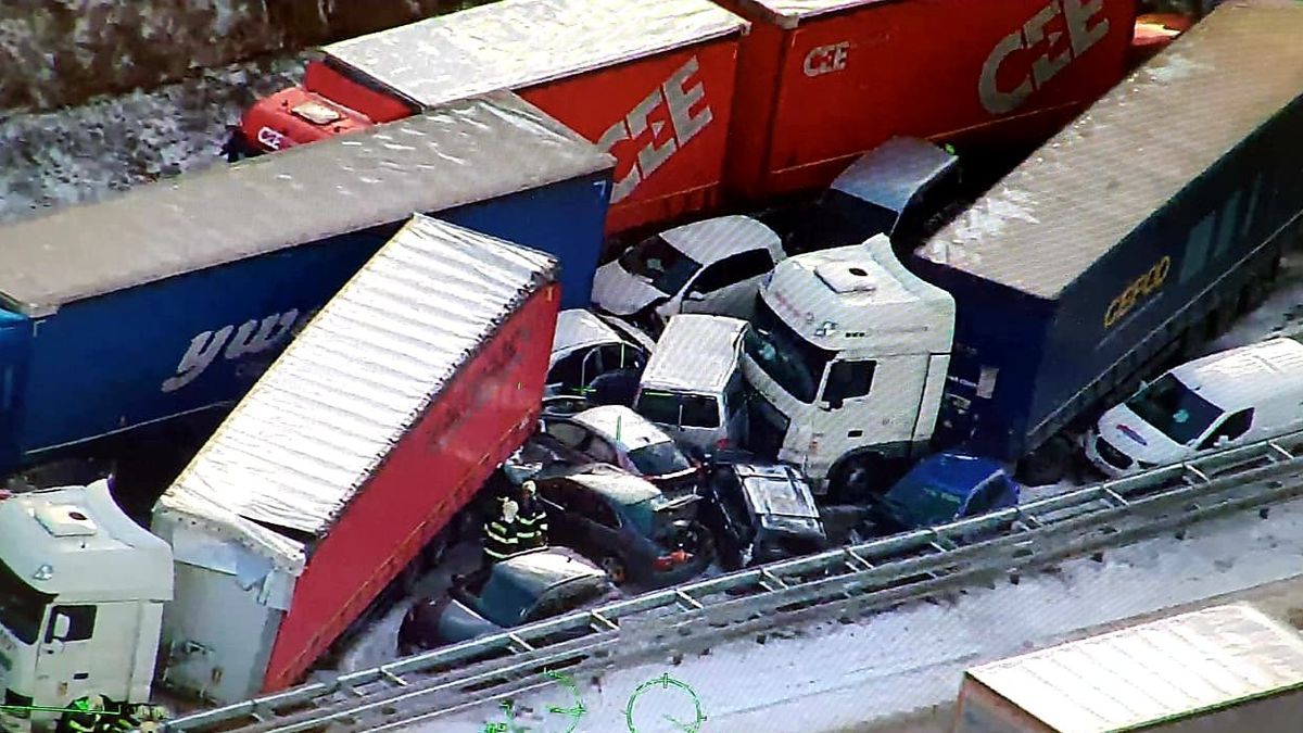 Na dálnici D5 se srazilo 36 aut a kamionů. Místem se hnala sněhová bouře